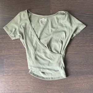 HOLLISTER LOW V-NECH CROSS GREEN BABY TEE SIZE SMALL